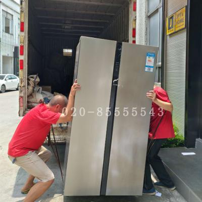 孝友東社區搬家師傅正在搬運冰箱上樓