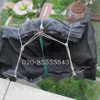 孝友東社區吊裝師傅正在吊裝物品上樓