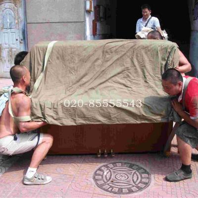 孝友東社區幾名師傅正在抬鋼琴上樓